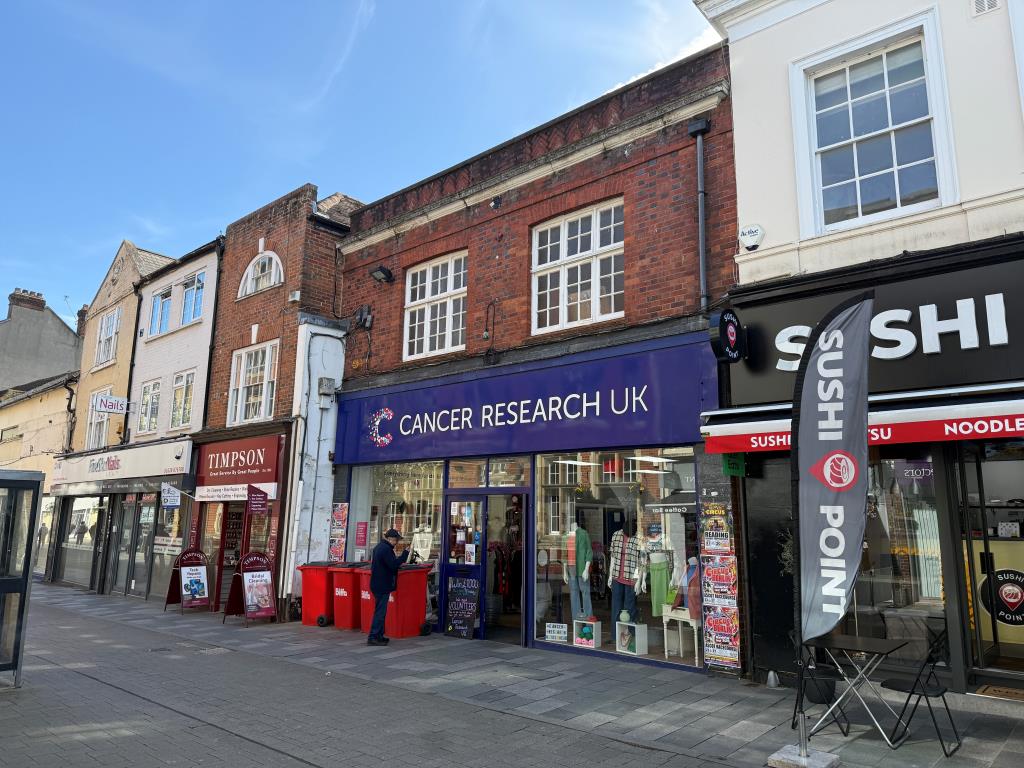Lot: 79 - COMMERCIAL INVESTMENT WITH LAPSED PLANNING FOR DEVELOPMENT - Pedestrianised High Street with many businesses